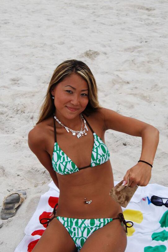 16P, jeune asiatique aux petits seins, Tina, pose en bikini sexy en plein air.