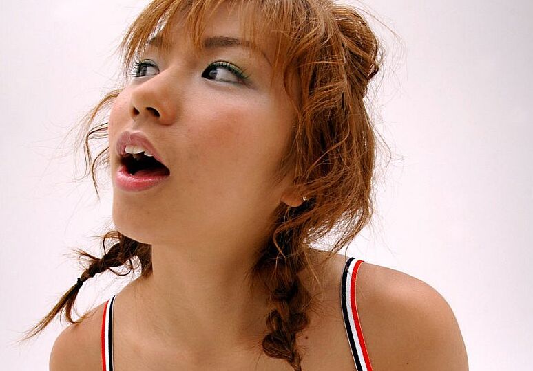 16P Sayaka Uchida, une jeune asiatique sexy montre ses gros seins et son cul pour des photos