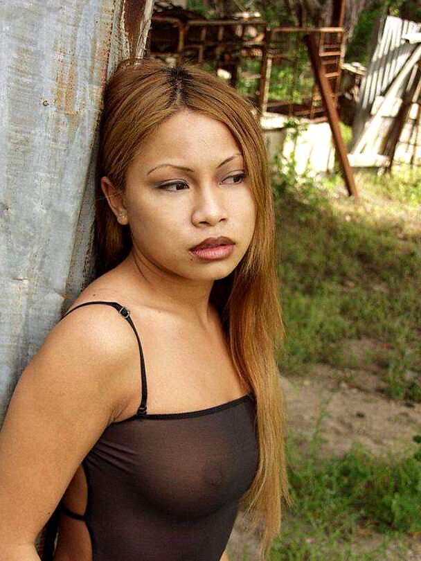 16P, une fille thaïlandaise avec un joli visage libère ses seins fermes d'un body transparent à l'extérieur