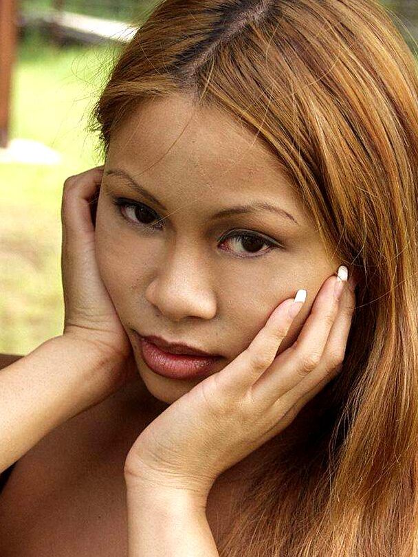 16P, une fille thaïlandaise avec un joli visage libère ses seins fermes d'un body transparent à l'extérieur