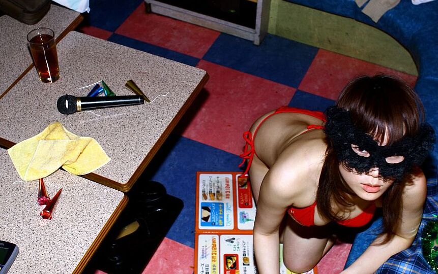 16P Süße asiatische Studentin trägt ihren roten Bikini und präsentiert ihren heißen Körper