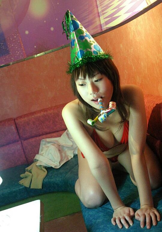 16P Süße asiatische Studentin trägt ihren roten Bikini und präsentiert ihren heißen Körper