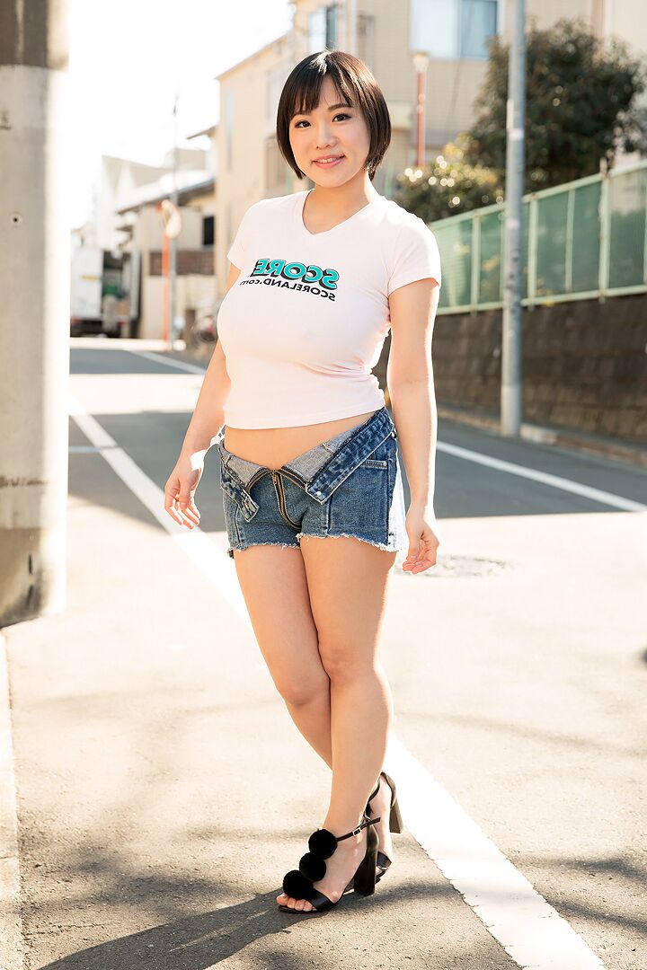 21P A gostosa asiática Kaho Shibuya revela seus seios enormes e posa nua em uma mesa