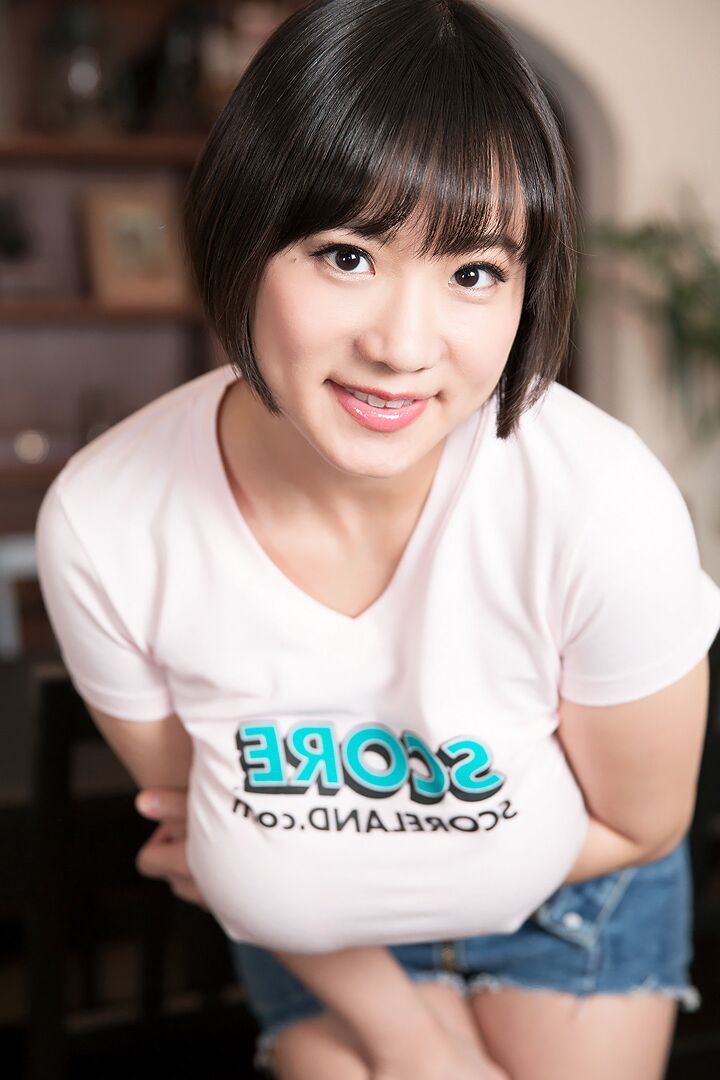 21P A gostosa asiática Kaho Shibuya revela seus seios enormes e posa nua em uma mesa