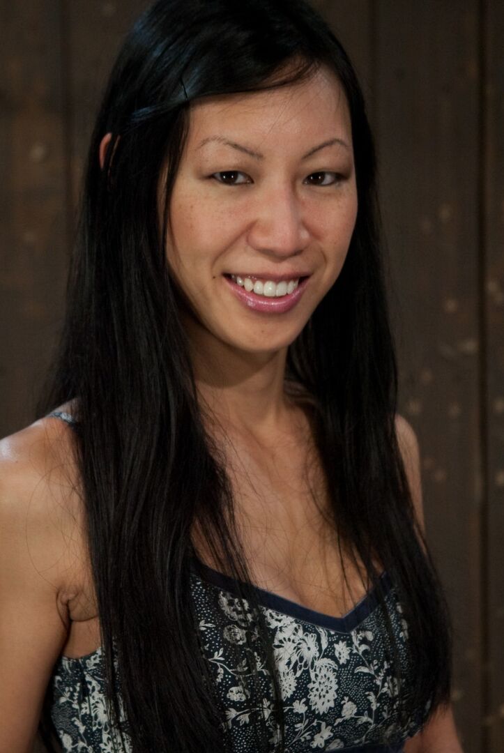 21P Tia Ling, mature asiatique, montre ses jolis seins et se fait maltraiter sur le sol