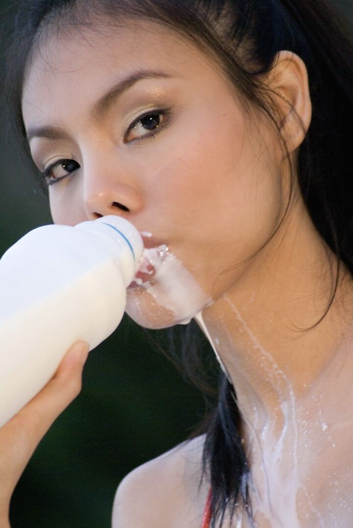 16P Menina asiática sexy recebe leite em todo o rosto bonito e seios lindos