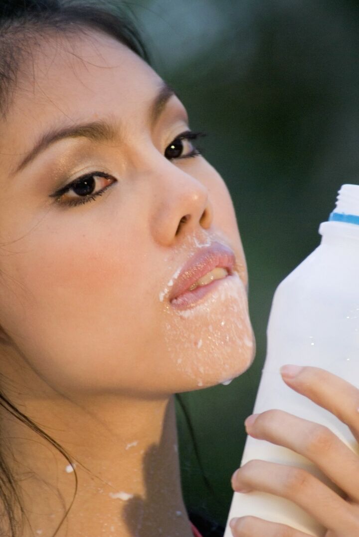16P Menina asiática sexy recebe leite em todo o rosto bonito e seios lindos