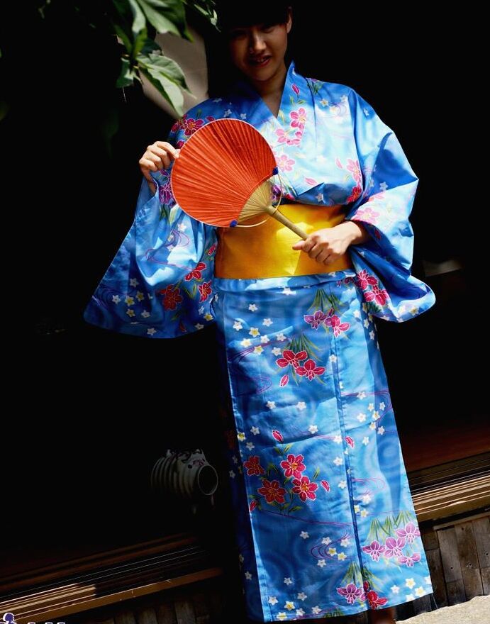16P La belleza japonesa Ayami descubre sus grandes tetas antes de nadar