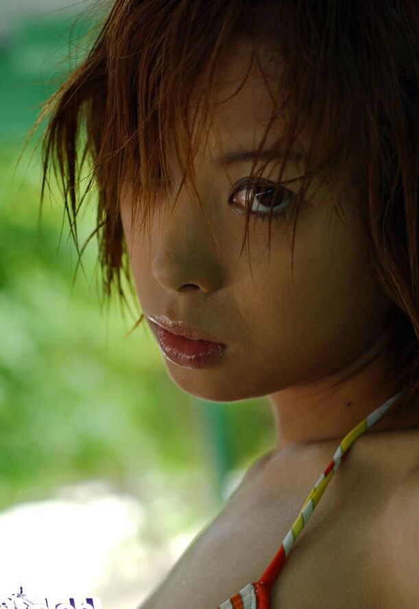 15P La guapa asiática en bikini Minami Aikawa se quita las bragas