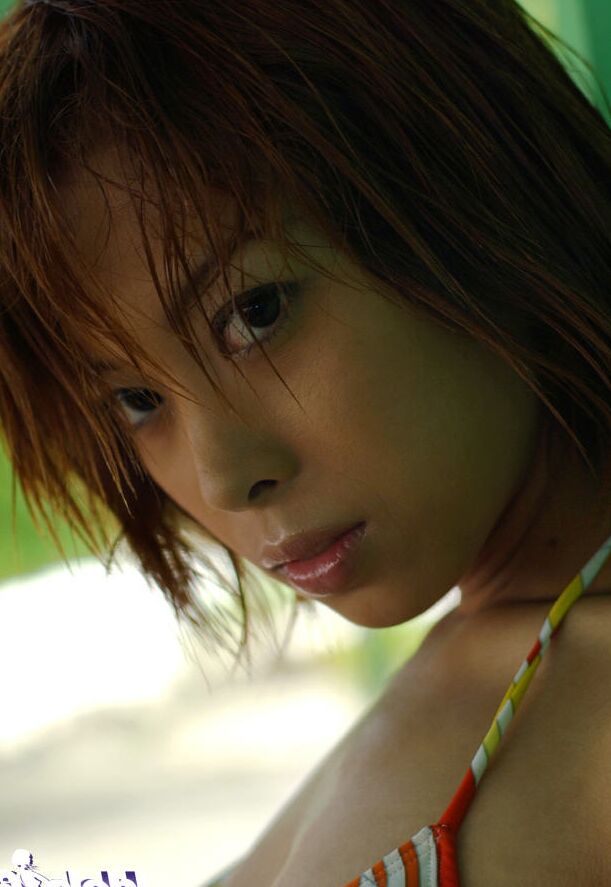 15P La guapa asiática en bikini Minami Aikawa se quita las bragas