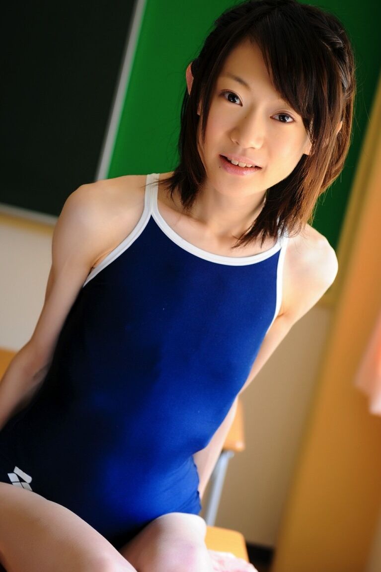 12P 小さな日本の女の子モデルが学校の机の上で水着で非ヌード