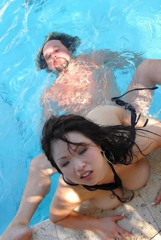 Die 14-jährige asiatische MILF Alexia lutscht am Pool die Prunkwinde eines dicken Touristen