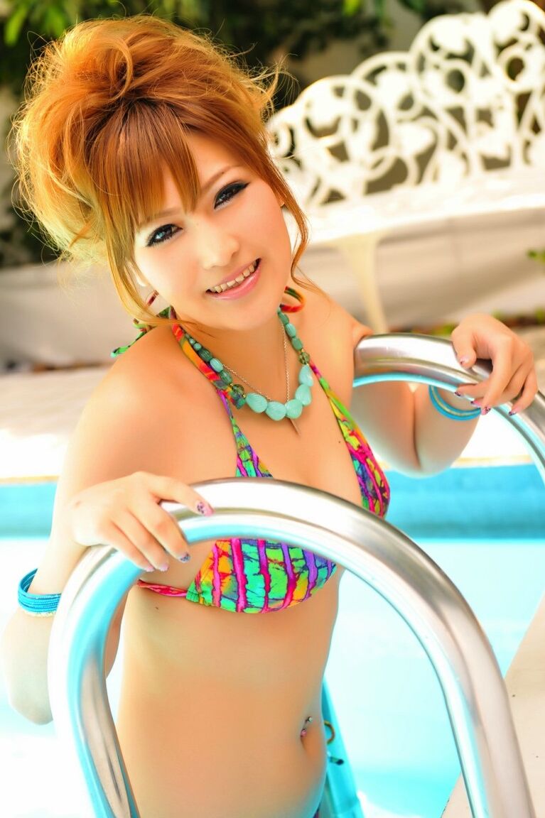 12P Schöne asiatische Blondine neckt die Kamera in ihrem Bikini