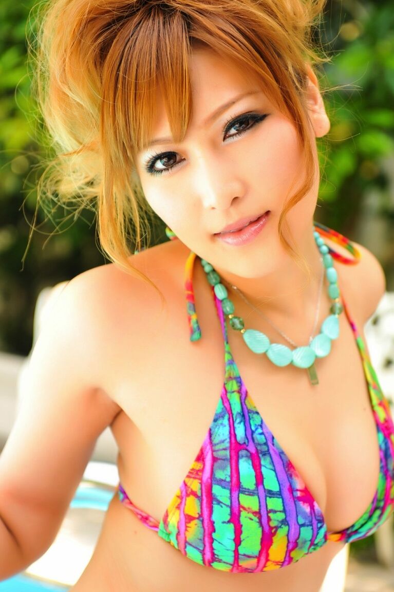 12P Schöne asiatische Blondine neckt die Kamera in ihrem Bikini