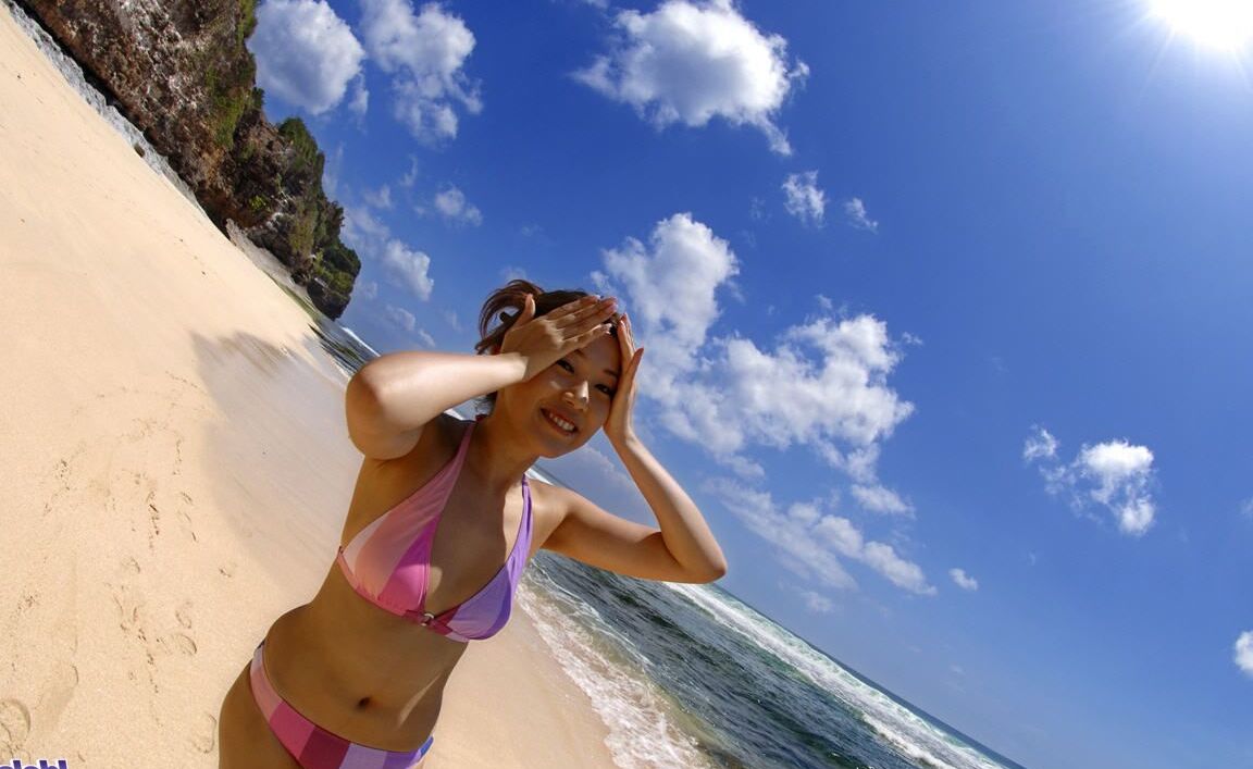 16P, la japonaise Asami Ogawa expose ses petits seins en changeant de maillot de bain