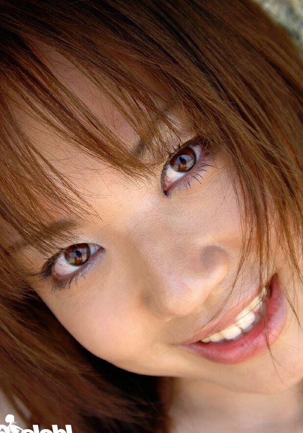 16P La linda joven asiática Chikaho Ito se quita la ropa al aire libre