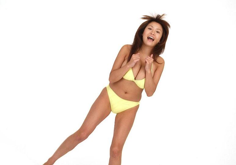 16P かわいい日本の赤毛の松金洋子が裸足で黄色いビキニをモデル化