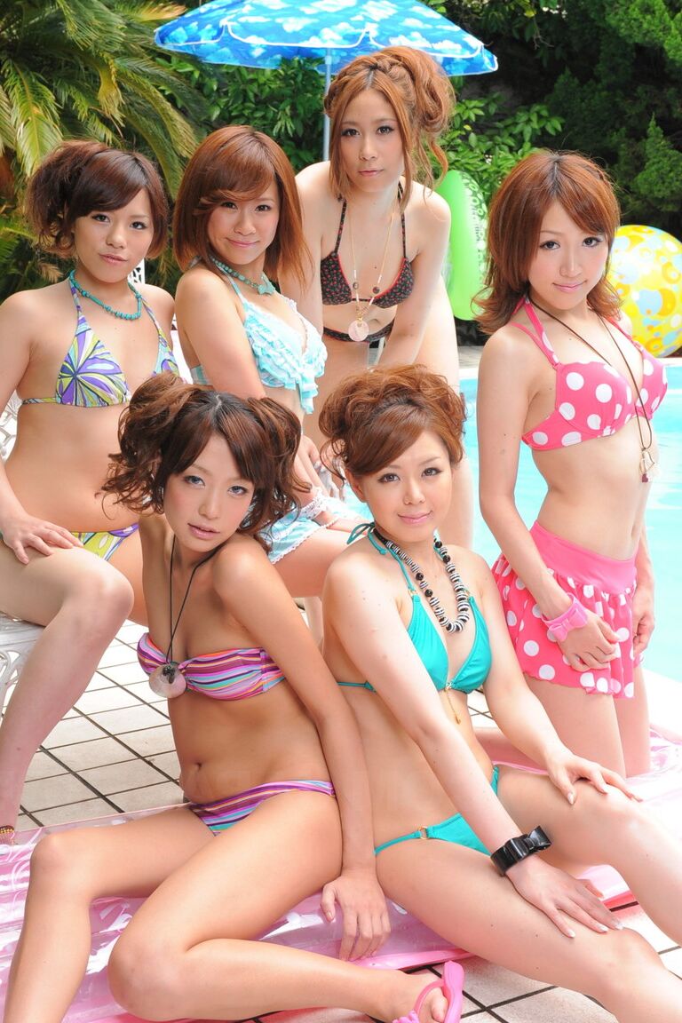 15P Doces namoradas japonesas em trajes de banho sensuais exibem sua beleza à beira da piscina