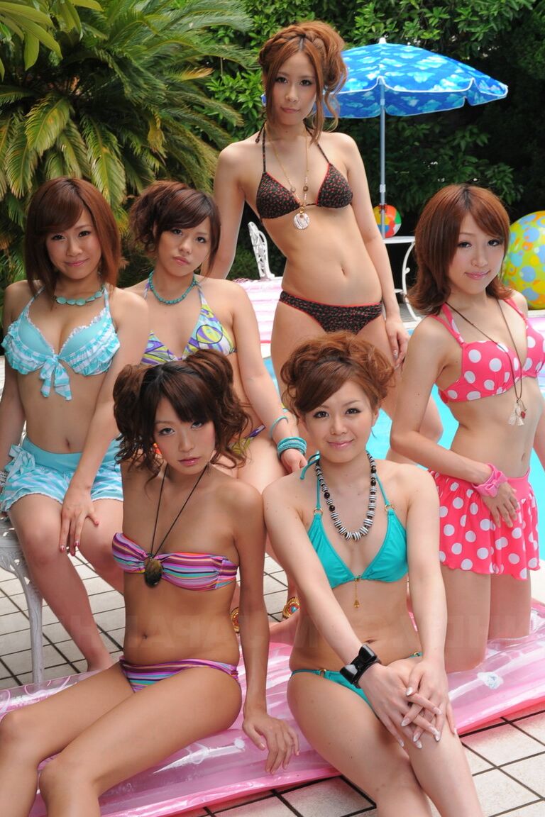 15P Doces namoradas japonesas em trajes de banho sensuais exibem sua beleza à beira da piscina
