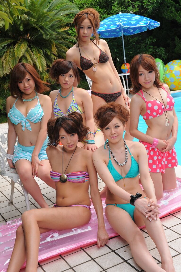15P Doces namoradas japonesas em trajes de banho sensuais exibem sua beleza à beira da piscina
