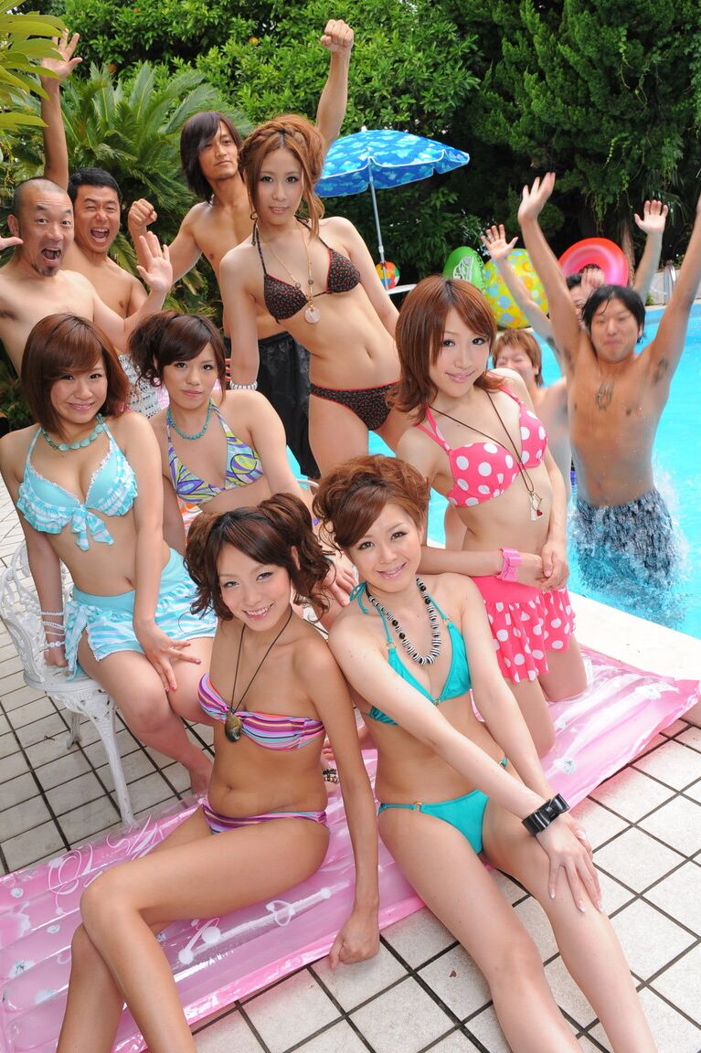 15P Doces namoradas japonesas em trajes de banho sensuais exibem sua beleza à beira da piscina