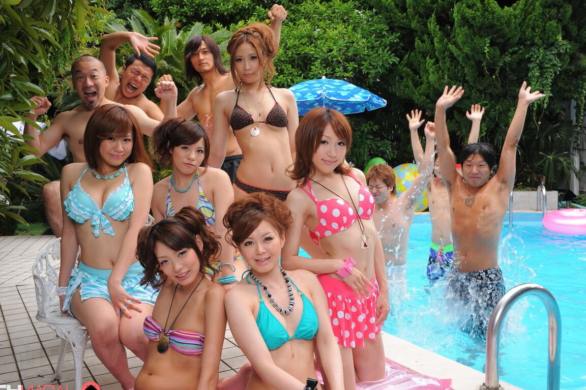 15P Doces namoradas japonesas em trajes de banho sensuais exibem sua beleza à beira da piscina