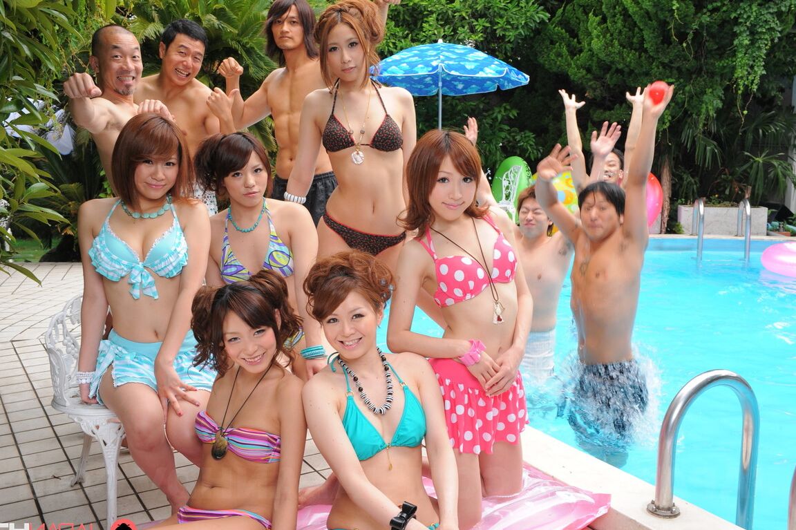 15P Doces namoradas japonesas em trajes de banho sensuais exibem sua beleza à beira da piscina