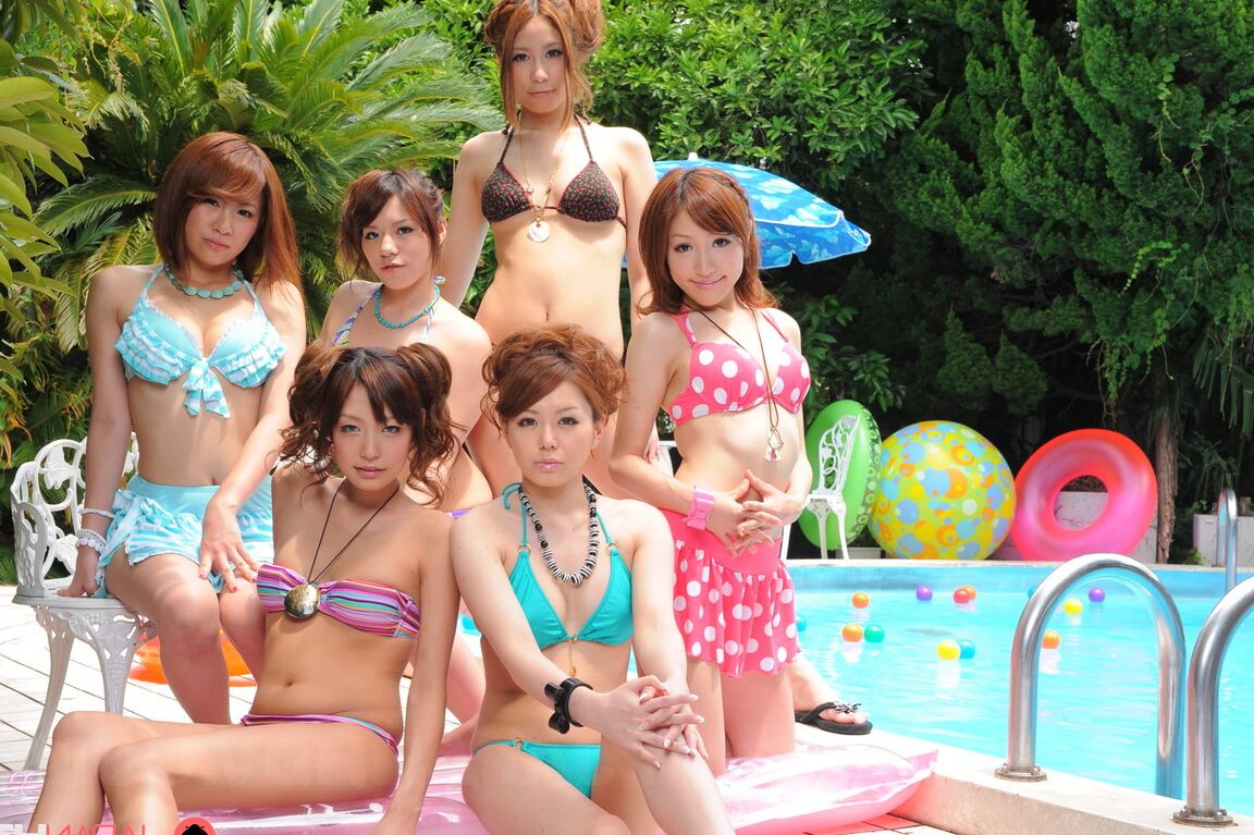 15P Doces namoradas japonesas em trajes de banho sensuais exibem sua beleza à beira da piscina
