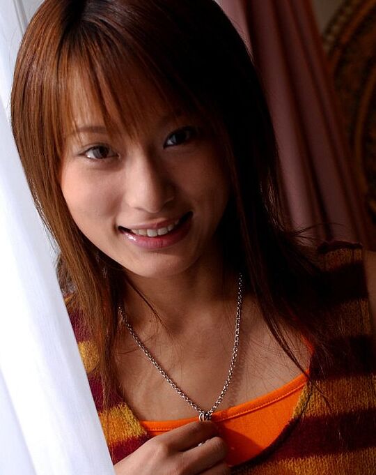 16P Ryoko Mitake modelo asiática sexy tiene una cara encantadora y un culo apretado y caliente