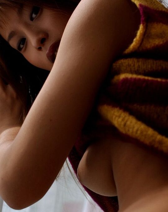 16P Ryoko Mitake modelo asiática sexy tiene una cara encantadora y un culo apretado y caliente