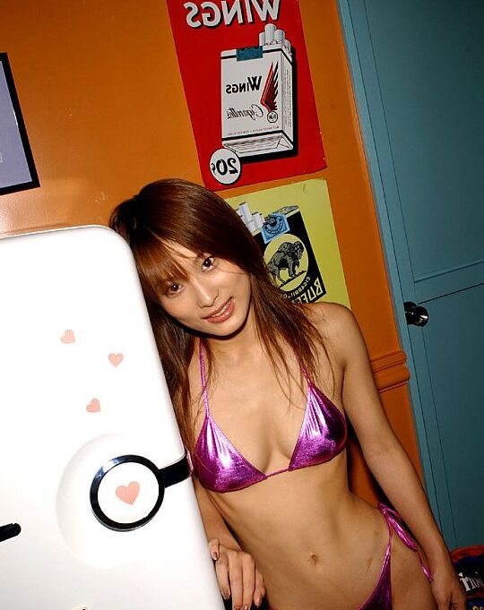 16P Ryoko Mitake modelo asiática sexy tiene una cara encantadora y un culo apretado y caliente