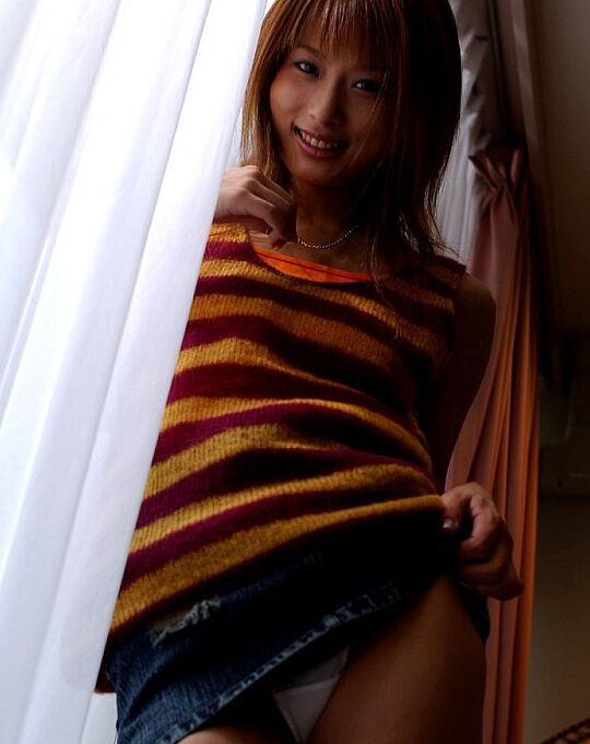 16P Ryoko Mitake modelo asiática sexy tiene una cara encantadora y un culo apretado y caliente