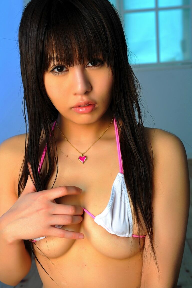 12P Dulce japonesa acaricia sus pechos cubiertos de bikini durante una acción en solitario