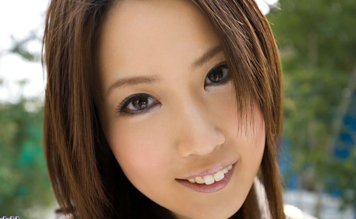 16P A linda garota japonesa Haruka Yagami modela nua e não nua durante ação solo