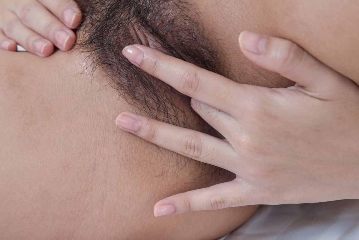 21P Mel asiática com peitos grandes gostosos Kahlisa dedilha seu castor espesso em uma cama