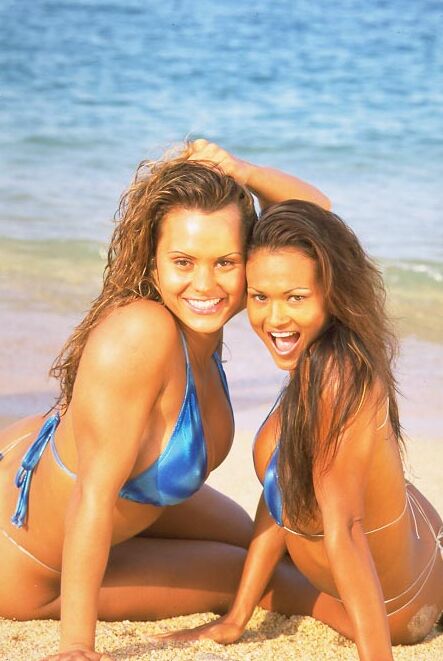 15P Fitness Beauties Bikinis sur la plage