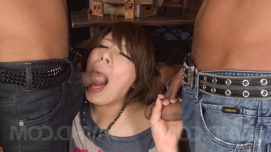 15P 彩佳リリス アジア人が剃ったおまんこをなめ、こすり、ねじ込む
