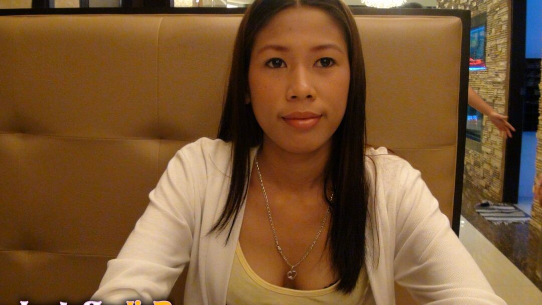 15P Chica filipina recibe una corrida interna de un turista sexual