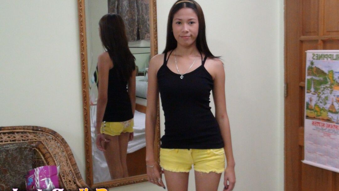 15P Chica filipina recibe una corrida interna de un turista sexual