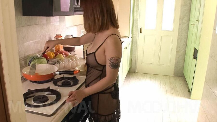 15P Minami Kitagawa Asiática coloca o dedo na buceta raspada e monta uma ferramenta