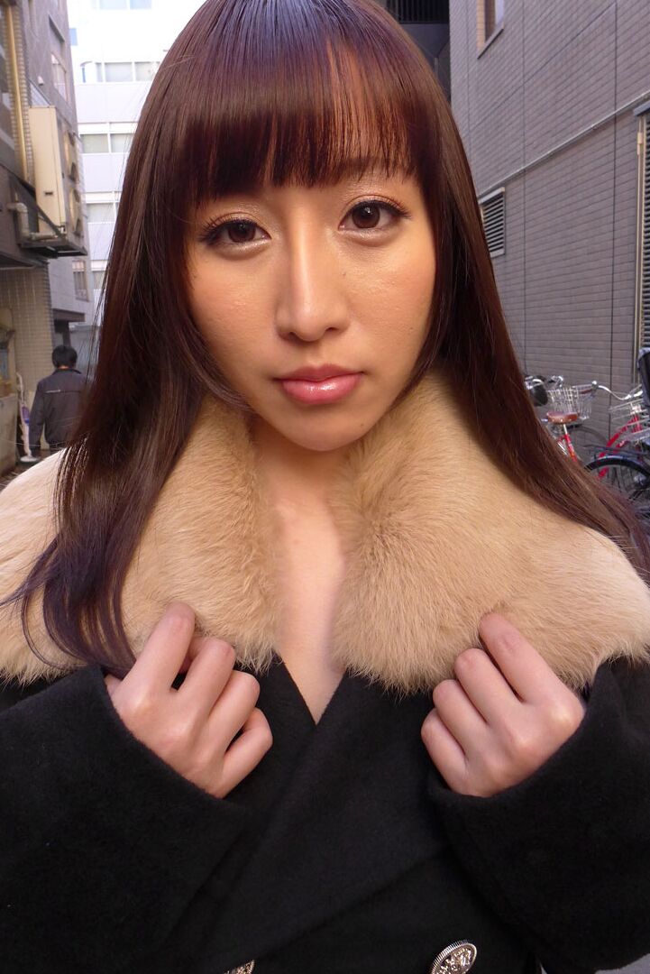 20P La MILF japonesa tetona Yuna Hoshizaki hace mamada en público y disfruta del sexo intenso
