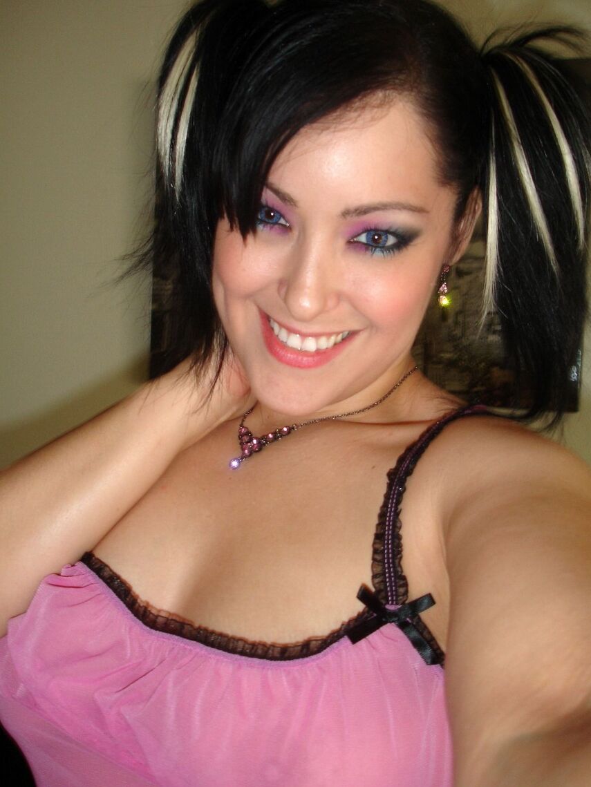 12P Kitty tira fotos dela em uma linda camisola rosa