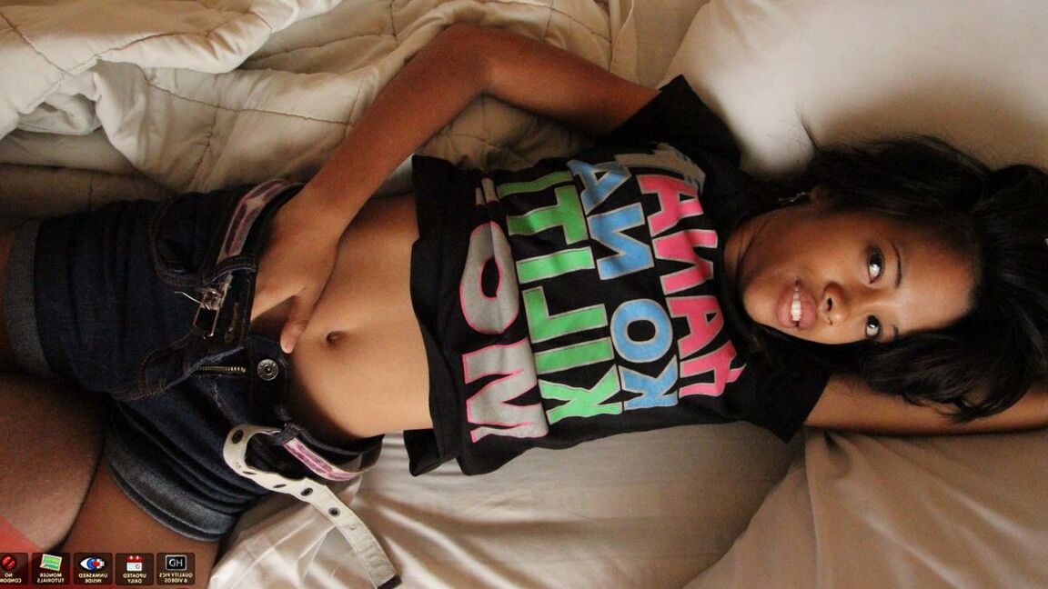 15P Une mignonne asiatique avec une chatte sans poils se fait baiser en POV par un Farang