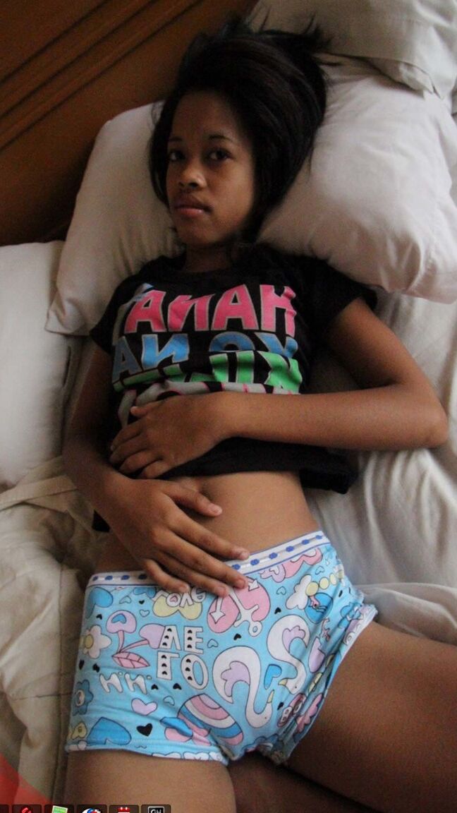 15P Une mignonne asiatique avec une chatte sans poils se fait baiser en POV par un Farang