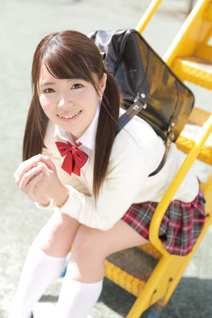 20P A inocente estudante japonesa Chihiro Nishikawa se curva sobre a cama