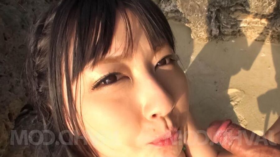 15P 遥めぐみアジア人大きなヌードおっぱいが屋外でチンポの頭をなめる