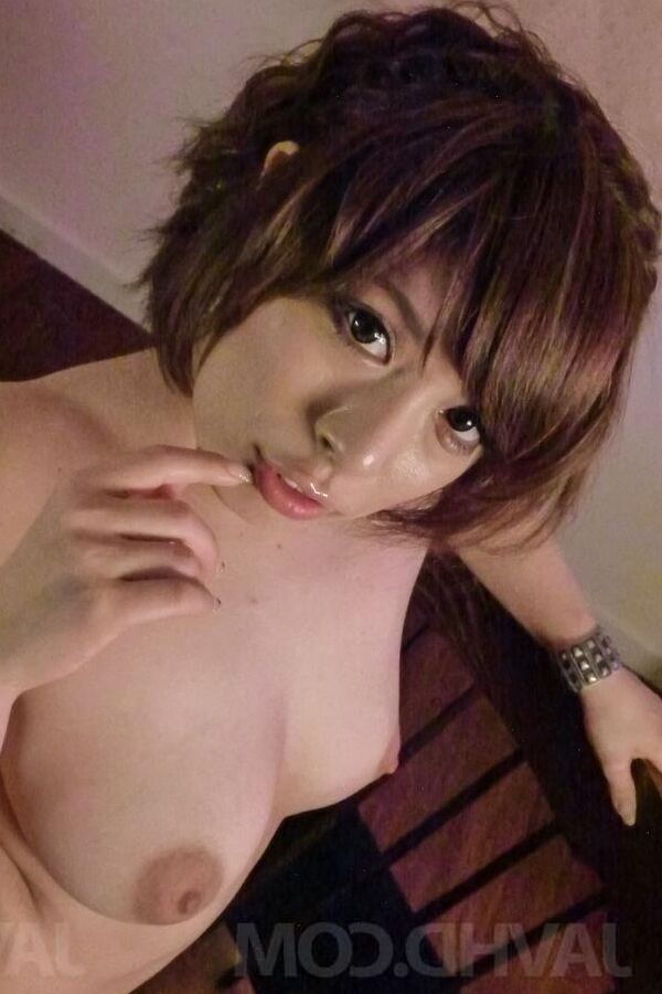16P Ririsu Ayaka se prend du sperme sur de vilaines canettes après avoir sucé des bites bien dures