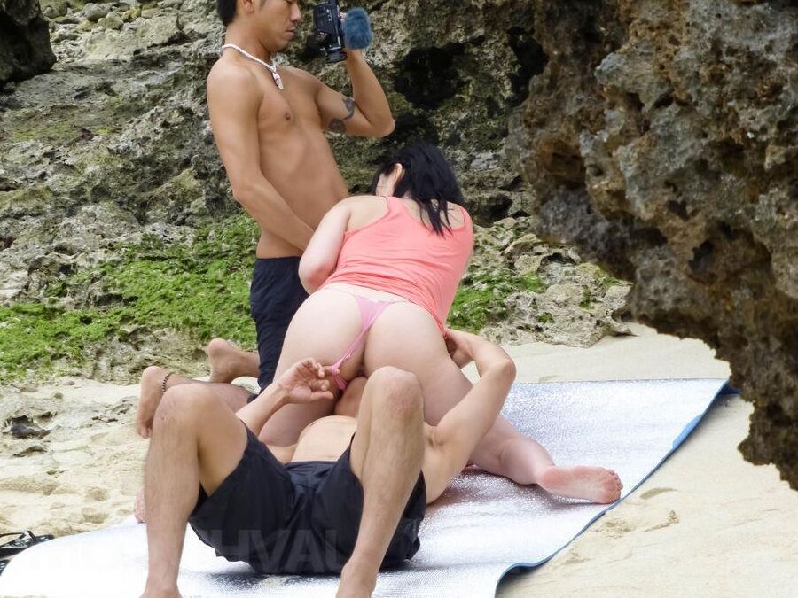 15P Megumi Haruka Asian tem peitos grandes chupados e boceta fodida na praia