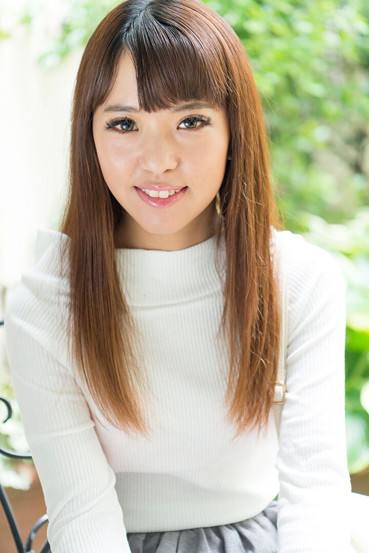 20P A adorável adolescente asiática Akari Kiriyama revela seus peitos pequenos e fica abalada
