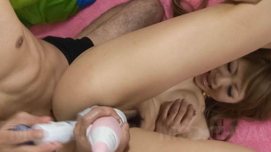 15P Hazuki Rui Asiático é fodido com consolos no cu e caixa de amor
